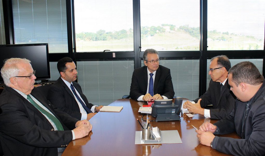 Diamantina, no Território Alto Jequitinhonha, será a primeira cidade mineira a desenvolver um projeto de Parceria Público-Privada (PPP) com o governo de Minas Gerais para a construção de um terminal rodoviário; o projeto do terminal rodoviário está estimado em aproximadamente R$ 48 milhões, com expectativa de que sejam construídas 99 vagas para ônibus e 60 vagas cobertas, além de uma área comercial; o desenvolvimento desse e de outros projetos foram acordados por meio da Assinatura de Termo de Cooperação Técnica envolvendo a Unidade Central de PPP da Secretaria de Desenvolvimento Econômico, comandada por Altamir Rôso, e a prefeitura de Diamantina (Foto: Leonardo Lucena) Diamantina, no Território Alto Jequitinhonha, será a primeira cidade mineira a desenvolver um projeto de Parceria Público-Privada (PPP) com o governo de Minas Gerais para a construção de um terminal rodoviário; o projeto do terminal rodoviário está estimado em aproximadamente R$ 48 milhões, com expectativa de que sejam construídas 99 vagas para ônibus e 60 vagas cobertas, além de uma área comercial; o desenvolvimento desse e de outros projetos foram acordados por meio da Assinatura de Termo de Cooperação Técnica envolvendo a Unidade Central de PPP da Secretaria de Desenvolvimento Econômico, comandada por Altamir Rôso, e a prefeitura de Diamantina