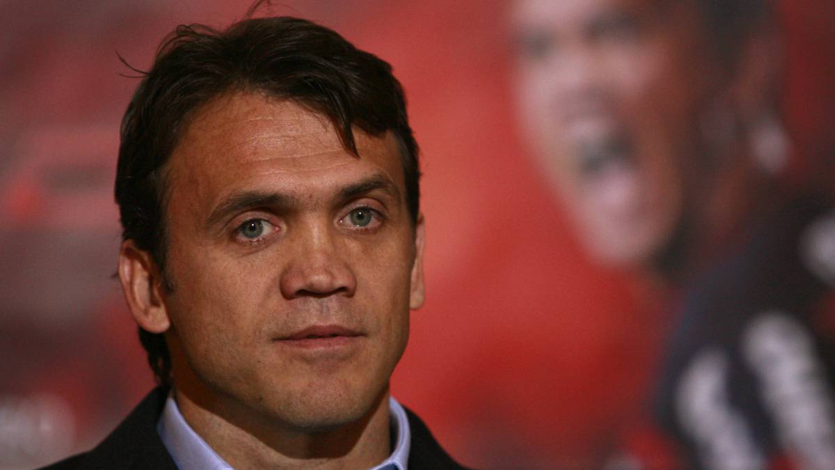 O jogador sérvio Dejan Petkovic, apaixonado pelo Brasil, afirma que o jogo de hoje não será fácil para nenhuma das duas seleções; dividido, o ídolo do Flamengo comentará o jogo entre Brasil e Sérvia em um canal por assinatura; ele lamenta não ter jogado uma copa do mundo e afirma: "os gols da copa estão bonitos" (Foto: Gustavo Conde) O jogador sérvio Dejan Petkovic, apaixonado pelo Brasil, afirma que o jogo de hoje não será fácil para nenhuma das duas seleções; dividido, o ídolo do Flamengo comentará o jogo entre Brasil e Sérvia em um canal por assinatura; ele lamenta não ter jogado uma copa do mundo e afirma: "os gols da copa estão bonitos"