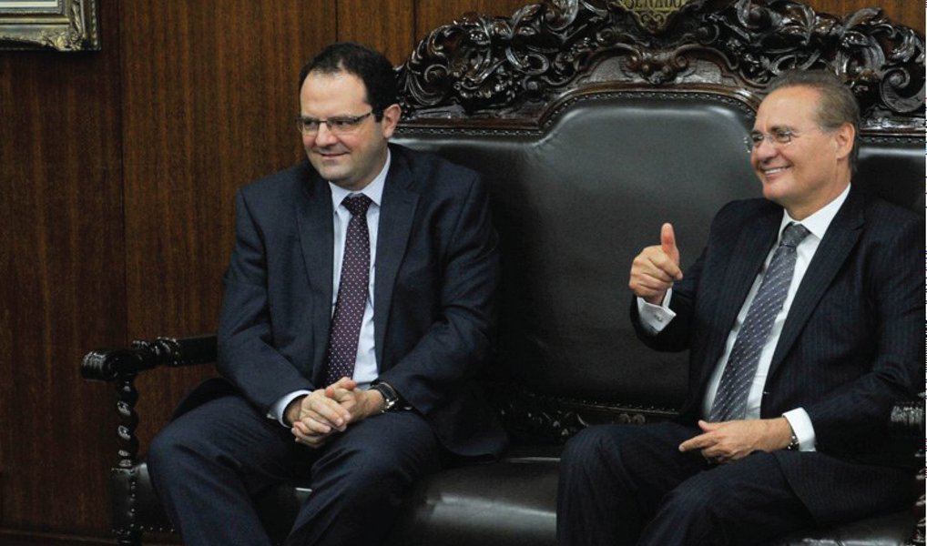 Ministro da Fazenda, Nelson Barbosa, esteve com o presidente do Senado, Renan Calheiros (PMDB-AL), para pedir apoio na aprovação do plano do governo federal para auxílio aos estados; ministro lembrou que o assunto foi parar no Supremo Tribunal Federal, que permitiu que vários estados paguem suas dívidas com a União por meio de juros simples, em vez de juros compostos; " A vitória dos estados é provisória, em medida liminar. (...) Espero que essa interpretação dos estados não prevaleça, até porque, se prevalecer, vai criar uma incerteza jurídica muito grande para todos os contratos no Brasil", disse Barbosa (Foto: Paulo Emílio) Ministro da Fazenda, Nelson Barbosa, esteve com o presidente do Senado, Renan Calheiros (PMDB-AL), para pedir apoio na aprovação do plano do governo federal para auxílio aos estados; ministro lembrou que o assunto foi parar no Supremo Tribunal Federal, que permitiu que vários estados paguem suas dívidas com a União por meio de juros simples, em vez de juros compostos; " A vitória dos estados é provisória, em medida liminar. (...) Espero que essa interpretação dos estados não prevaleça, até porque, se prevalecer, vai criar uma incerteza jurídica muito grande para todos os contratos no Brasil", disse Barbosa