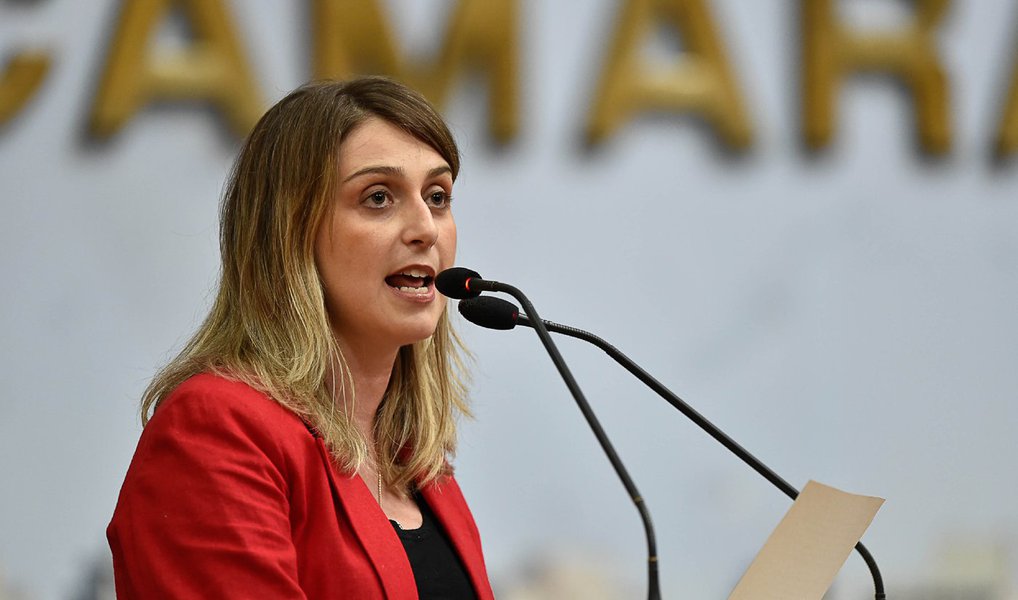 A pediatra de Porto Alegre (RS), Maria Dolores Bressan, que se recusou a atender o filho de uma suplente de vereadora do PT será processada pela mãe da criança; os advogados de Ariane Leitão pediram na Justiça a condenação da médica por danos morais e solicitou o pagamento de três indenizações de R$ 80 mil, para a mãe, para o menino e para o marido; a defesa de Ariane também pediu a suspensão do credenciamento de Maria Dolores no Ipergs (Instituto de Previdência do Estado), onde a profissional atendia o garoto (Foto: Valter Lima) A pediatra de Porto Alegre (RS), Maria Dolores Bressan, que se recusou a atender o filho de uma suplente de vereadora do PT será processada pela mãe da criança; os advogados de Ariane Leitão pediram na Justiça a condenação da médica por danos morais e solicitou o pagamento de três indenizações de R$ 80 mil, para a mãe, para o menino e para o marido; a defesa de Ariane também pediu a suspensão do credenciamento de Maria Dolores no Ipergs (Instituto de Previdência do Estado), onde a profissional atendia o garoto