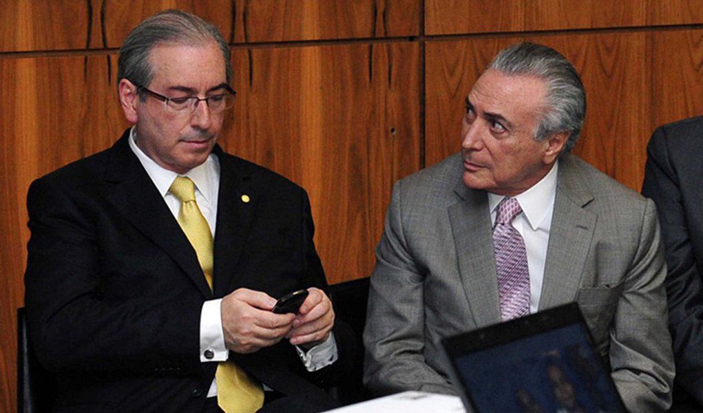 Vice Michel Temer tem dito que, mesmo depois de assumir a Presidência, não pretende viajar para o exterior enquanto o processo de impeachment não for julgado pelo Senado, o que deve ocorrer só em outubro ou novembro; segundo o colunista Ancelmo Gois, o real motivo é evitar que o presidente da Câmara, Eduardo Cunha (PMDB), réu da Lava Jato no STF, assuma o poder (Foto: Roberta Namour) Vice Michel Temer tem dito que, mesmo depois de assumir a Presidência, não pretende viajar para o exterior enquanto o processo de impeachment não for julgado pelo Senado, o que deve ocorrer só em outubro ou novembro; segundo o colunista Ancelmo Gois, o real motivo é evitar que o presidente da Câmara, Eduardo Cunha (PMDB), réu da Lava Jato no STF, assuma o poder