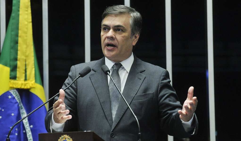 Líder do PSB no Senado, Cássio Cunha Lima (PB), entrou com uma representação criminal contra a presidente Dilma Rousseff junto à Procuradoria Geral da República (PGR); parlamentar acusa a presidente de ter praticado o crime de corrupção passiva privilegiada quando tentou nomear o ex-presidente Luiz Inácio Lula da Silva para o cargo de ministro-chefe da Casa; segundo o tucano, "o ato de nomeação praticado pela presidente Dilma demonstra a nítida intenção de beneficiar o ex-presidente Lula. Ela comete infração de seu dever funcional ao não observar e zelar pelos princípios constitucionais da Moralidade, Impessoalidade e de atentar contra o livre exercício do Poder Judiciário" (Foto: Paulo Emílio) Líder do PSB no Senado, Cássio Cunha Lima (PB), entrou com uma representação criminal contra a presidente Dilma Rousseff junto à Procuradoria Geral da República (PGR); parlamentar acusa a presidente de ter praticado o crime de corrupção passiva privilegiada quando tentou nomear o ex-presidente Luiz Inácio Lula da Silva para o cargo de ministro-chefe da Casa; segundo o tucano, "o ato de nomeação praticado pela presidente Dilma demonstra a nítida intenção de beneficiar o ex-presidente Lula. Ela comete infração de seu dever funcional ao não observar e zelar pelos princípios constitucionais da Moralidade, Impessoalidade e de atentar contra o livre exercício do Poder Judiciário"