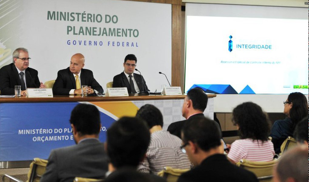 Ministério do Planejamento lançou hoje (4) seu Programa de Integridade, com a finalidade de tornar menos intensa a corrupção e os desvios éticos. O objetivo é estabelecer um conjunto de medidas com vistas à prevenção de possíveis desvios de conduta; q partir das orientações da Controladoria-Geral da União (CGU), o programa prevê, além do reforço ao que determinam a Lei de Acesso à Informação e a Lei Anticorrupção, a criação de um código de conduta, um canal de denúncias e o reforço na governança e no compliance (Foto: Paulo Emílio) Ministério do Planejamento lançou hoje (4) seu Programa de Integridade, com a finalidade de tornar menos intensa a corrupção e os desvios éticos. O objetivo é estabelecer um conjunto de medidas com vistas à prevenção de possíveis desvios de conduta; q partir das orientações da Controladoria-Geral da União (CGU), o programa prevê, além do reforço ao que determinam a Lei de Acesso à Informação e a Lei Anticorrupção, a criação de um código de conduta, um canal de denúncias e o reforço na governança e no compliance