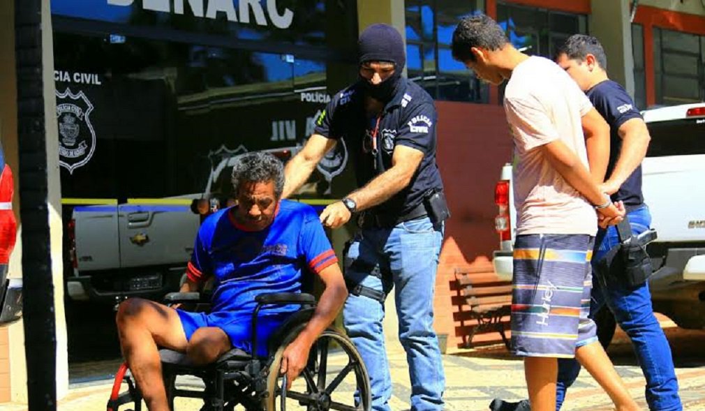 Operação Brasilis, da Polícia Civil, prende família acusada de assassinato para receber seguro; viúva é suspeita de tramar morte do marido junto com irmão e sobrinho; cerca de R$ 120 mil seriam divididos entre autores do crime que ocorreu em agosto de 2015; de acordo com o delegado adjunto da DIH, Rilmo Braga, todos os suspeitos confessaram o crime, porém negaram que o motivo esteja ligado a questões financeiras (Foto: José Barbacena) Operação Brasilis, da Polícia Civil, prende família acusada de assassinato para receber seguro; viúva é suspeita de tramar morte do marido junto com irmão e sobrinho; cerca de R$ 120 mil seriam divididos entre autores do crime que ocorreu em agosto de 2015; de acordo com o delegado adjunto da DIH, Rilmo Braga, todos os suspeitos confessaram o crime, porém negaram que o motivo esteja ligado a questões financeiras