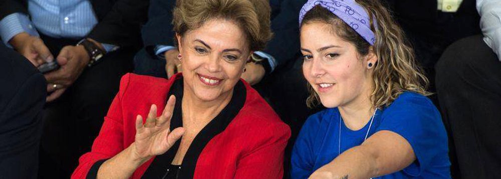 “Os movimentos seguem nas ruas para contrapor o que acontece no Congresso Nacional e para derrotar politicamente o impeachment. A gente mesmo tem várias críticas na área da educação, do programa de governo e do que foi esse segundo mandato da presidente Dilma. Mas a gente acha errado 'impichar' uma presidente sem que haja crime de responsabilidade, sem que haja prova”, diz Carina Vitral, presidente da União Nacional dos Estudantes; ela também fez críticas à votação do último dia 17 de abril, na Câmara; “Dilma foi torturada na ditadura e torturada na democracia. O que é Jair Bolsonaro dedicar o voto dele ao torturador da Dilma?”, questionou (Foto: Leonardo Attuch) “Os movimentos seguem nas ruas para contrapor o que acontece no Congresso Nacional e para derrotar politicamente o impeachment. A gente mesmo tem várias críticas na área da educação, do programa de governo e do que foi esse segundo mandato da presidente Dilma. Mas a gente acha errado 'impichar' uma presidente sem que haja crime de responsabilidade, sem que haja prova”, diz Carina Vitral, presidente da União Nacional dos Estudantes; ela também fez críticas à votação do último dia 17 de abril, na Câmara; “Dilma foi torturada na ditadura e torturada na democracia. O que é Jair Bolsonaro dedicar o voto dele ao torturador da Dilma?”, questionou