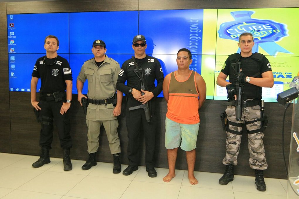 Ação integrada entre as polícias Civil e Militar resultou na prisão de Mateus Queiroz Aguiar, suspeito de ter participado do assassinato da estudante Nathalia Araújo Zucatelli, de 18 anos, morta com um tiro após sair do cursinho pré-vestibular, em fevereiro deste ano; de acordo com as investigações, Mateus dirigia a moto utilizada no crime. Natália de Sousa, 20, foi presa poucos dias após o crime e confessou ter atirado na estudante; Fernando Rodrigues Júnior, que teria emprestado a arma, também foi detido na mesma ocasião (Foto: José Barbacena) Ação integrada entre as polícias Civil e Militar resultou na prisão de Mateus Queiroz Aguiar, suspeito de ter participado do assassinato da estudante Nathalia Araújo Zucatelli, de 18 anos, morta com um tiro após sair do cursinho pré-vestibular, em fevereiro deste ano; de acordo com as investigações, Mateus dirigia a moto utilizada no crime. Natália de Sousa, 20, foi presa poucos dias após o crime e confessou ter atirado na estudante; Fernando Rodrigues Júnior, que teria emprestado a arma, também foi detido na mesma ocasião