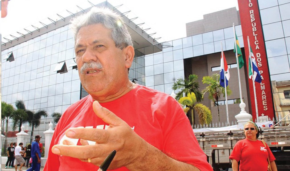 Projeto do governo de Alagoas, já encaminhado para o Legislativo, de criar de criar regime de previdência complementar para os servidores não tem agradado algumas categorias; eles também reclamam que não houve discussão: “Primeiro é preciso fazer o debate. O projeto chega pronto, acabado. Essa prática não existe. A gente só toma conhecimento porque a imprensa divulga. A própria imprensa é pega de surpresa sobre o conteúdo do projeto”, reclama Izac Jacson, presidente da CUT em Alagoas (Foto: Voney Malta) Projeto do governo de Alagoas, já encaminhado para o Legislativo, de criar de criar regime de previdência complementar para os servidores não tem agradado algumas categorias; eles também reclamam que não houve discussão: “Primeiro é preciso fazer o debate. O projeto chega pronto, acabado. Essa prática não existe. A gente só toma conhecimento porque a imprensa divulga. A própria imprensa é pega de surpresa sobre o conteúdo do projeto”, reclama Izac Jacson, presidente da CUT em Alagoas