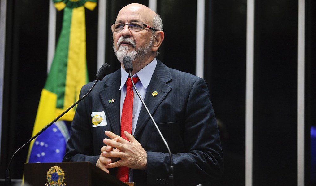 O senador Donizeti Nogueira (PT-TO) também afirmou que a permanência de Dilma no poder não é a solução para os problemas do País; de acordo com o parlamentar, uma nova eleição é uma forma de legitimar um novo governo federal; "O eleitor é soberano no processo de fortalecimento da democracia", disse ele no plenário da Casa (Foto: Leonardo Lucena) O senador Donizeti Nogueira (PT-TO) também afirmou que a permanência de Dilma no poder não é a solução para os problemas do País; de acordo com o parlamentar, uma nova eleição é uma forma de legitimar um novo governo federal; "O eleitor é soberano no processo de fortalecimento da democracia", disse ele no plenário da Casa