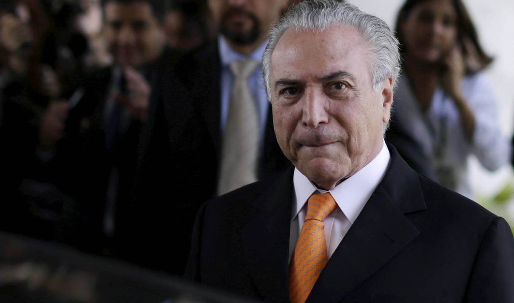 Programa do vice-presidente Michel Temer prevê, segundo a revista Exame, cortes no salário mínimo e nos gastos com saúde e educação; as duas medidas, reconhecidamente impopulares, são a forma que a equipe do peemedebista encontrou para escapar de uma alta inevitável de impostos neste primeiro momento; segundo os assessores de Temer, agora é hora de cortar despesas, em vez de aumentar as receitas; no entanto, a adoção dessas medidas, embora agrade ao mercado, representa perdas para os trabalhadores; não por acaso, Temer, que tem 1% das intenções de voto segundo o Datafolha, disse hoje que a proposta de novas eleições representaria um golpe (Foto: Valter Lima) Programa do vice-presidente Michel Temer prevê, segundo a revista Exame, cortes no salário mínimo e nos gastos com saúde e educação; as duas medidas, reconhecidamente impopulares, são a forma que a equipe do peemedebista encontrou para escapar de uma alta inevitável de impostos neste primeiro momento; segundo os assessores de Temer, agora é hora de cortar despesas, em vez de aumentar as receitas; no entanto, a adoção dessas medidas, embora agrade ao mercado, representa perdas para os trabalhadores; não por acaso, Temer, que tem 1% das intenções de voto segundo o Datafolha, disse hoje que a proposta de novas eleições representaria um golpe