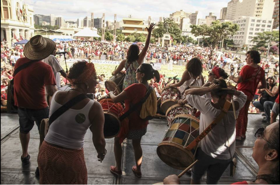 Os principais blocos de carnaval de Belo Horizonte deram início às mobilizações contra o impeachment na manhã de hoje (17), na Praça Raul Soares, região central da capital mineira. Os favoráveis à saída da presidente Dilma estão reunidos na Praça da Liberdade ao som de marchinhas (Foto: Rodrigo Rocha) Os principais blocos de carnaval de Belo Horizonte deram início às mobilizações contra o impeachment na manhã de hoje (17), na Praça Raul Soares, região central da capital mineira. Os favoráveis à saída da presidente Dilma estão reunidos na Praça da Liberdade ao som de marchinhas