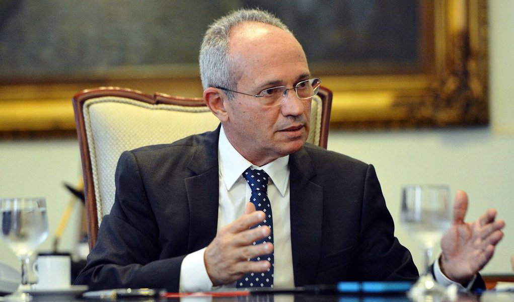 Para o governador do Estado do Espírito Santo pelo PMDB, Paulo Hartung, a contestação dos contratos das dívidas estaduais com a União, depois de 20 anos, é um tiro pela culatra: “Além de infringir uma regra universal do sistema de crédito, o saldo abatido das dívidas estaduais seria colocado à conta da União e custeado com mais endividamento ou mais impostos”, diz (Foto: Roberta Namour) Para o governador do Estado do Espírito Santo pelo PMDB, Paulo Hartung, a contestação dos contratos das dívidas estaduais com a União, depois de 20 anos, é um tiro pela culatra: “Além de infringir uma regra universal do sistema de crédito, o saldo abatido das dívidas estaduais seria colocado à conta da União e custeado com mais endividamento ou mais impostos”, diz