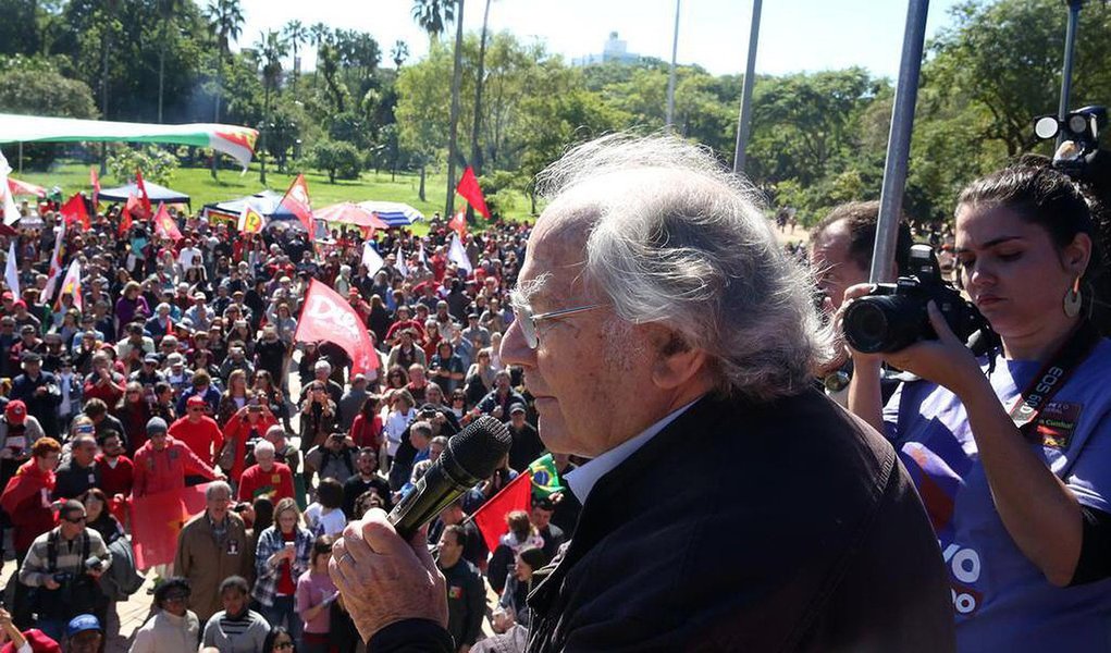 Prêmio Nobel da Paz participou de ato do 1º de Maio em Porto Alegre e cobrou unidade da militância na luta contra a ruptura institucional; “Quando denuncio esse golpe, quero dizer que já houve no nosso continente experiências piloto, com Lugo e Zelaya. Agora se está utilizando a mesma metodologia no Brasil. Antes necessitavam exércitos, hoje basta levantar os meios de comunicação para plantar a desconfiança sobre os governantes progressistas”, condenou o argentino (Foto: Roberta Namour) Prêmio Nobel da Paz participou de ato do 1º de Maio em Porto Alegre e cobrou unidade da militância na luta contra a ruptura institucional; “Quando denuncio esse golpe, quero dizer que já houve no nosso continente experiências piloto, com Lugo e Zelaya. Agora se está utilizando a mesma metodologia no Brasil. Antes necessitavam exércitos, hoje basta levantar os meios de comunicação para plantar a desconfiança sobre os governantes progressistas”, condenou o argentino