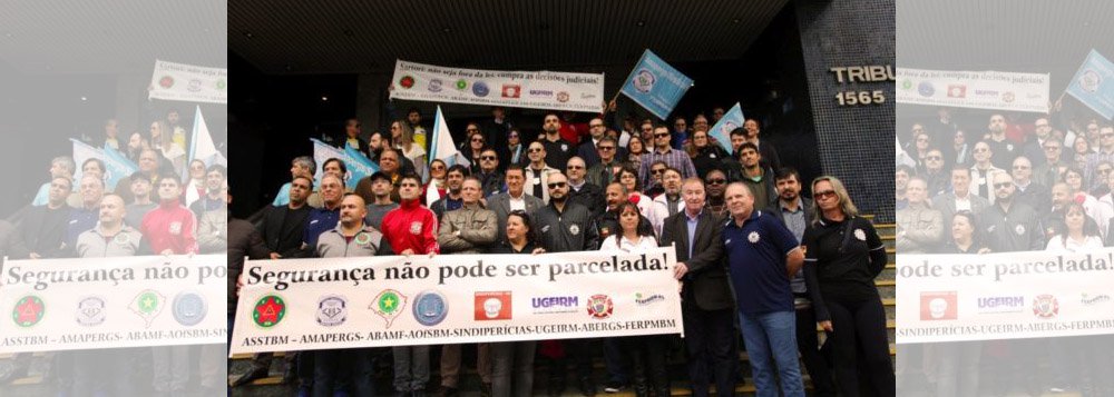 O Bloco da Segurança Pública protocolou no Tribunal de Justiça (TJ-RJ) um pedido de sequestro de valores do caixa do Estado para garantir o pagamento integral dos servidores da área; a exemplo de outros meses, o governo José Ivo Sartori (PMDB) parcelou a folha de abril até o dia 13 de maio; representantes das entidades sindicais querem o cumprimento da liminar concedida justamente pelo TJ, obrigando o Estado a pagar o salário integral dos funcionários da segurança, a partir de uma ação movida pelo próprio Bloco da Segurança contra o RS, mas o governo continua pagando o salário pingado (Foto: Leonardo Lucena) O Bloco da Segurança Pública protocolou no Tribunal de Justiça (TJ-RJ) um pedido de sequestro de valores do caixa do Estado para garantir o pagamento integral dos servidores da área; a exemplo de outros meses, o governo José Ivo Sartori (PMDB) parcelou a folha de abril até o dia 13 de maio; representantes das entidades sindicais querem o cumprimento da liminar concedida justamente pelo TJ, obrigando o Estado a pagar o salário integral dos funcionários da segurança, a partir de uma ação movida pelo próprio Bloco da Segurança contra o RS, mas o governo continua pagando o salário pingado
