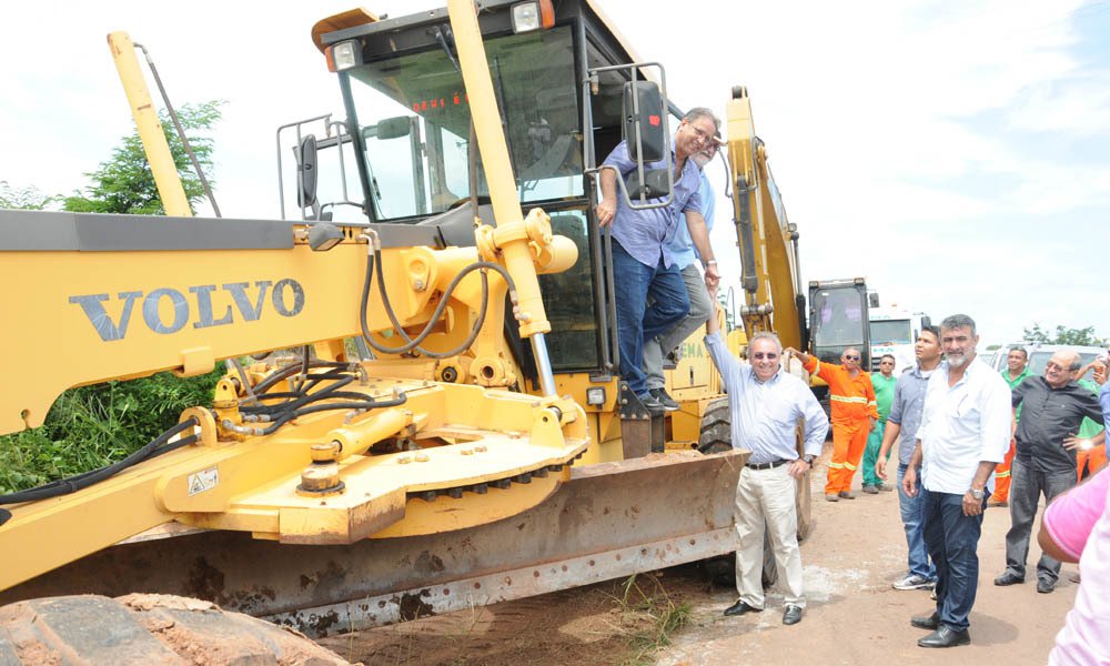 O governador Marcelo Miranda assinou a região do Bico do Papagaio, a Ordem de Serviço para o início das obras de 18 trechos de rodovias estaduais, que vão beneficiar 18 municípios; com um investimento de R$ 88,3 milhões, os 18 trechos rodoviários totalizam 378,43 km de extensão; os recursos oriundos de empréstimo firmado entre o Governo do Tocantins e o Banco Mundial (Bird); o chefe do executivo também entregou de parte da reforma e ampliação da estrutura do Hospital Regional de Augustinópolis, e inaugurou a Escola Família Agrícola, em Esperantina (Foto: Leonardo Lucena) O governador Marcelo Miranda assinou a região do Bico do Papagaio, a Ordem de Serviço para o início das obras de 18 trechos de rodovias estaduais, que vão beneficiar 18 municípios; com um investimento de R$ 88,3 milhões, os 18 trechos rodoviários totalizam 378,43 km de extensão; os recursos oriundos de empréstimo firmado entre o Governo do Tocantins e o Banco Mundial (Bird); o chefe do executivo também entregou de parte da reforma e ampliação da estrutura do Hospital Regional de Augustinópolis, e inaugurou a Escola Família Agrícola, em Esperantina