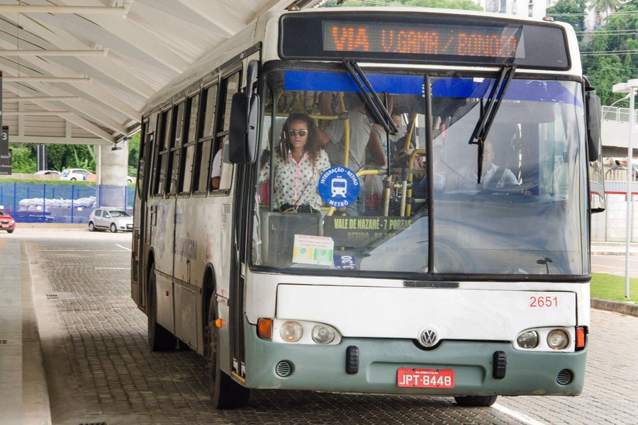 A integração entre o metrô de Salvador e as linhas de ônibus metropolitanas será ampliada na segunda quinzena de maio, quando a Estação Pirajá passa a receber cinco linhas desse tipo; a conexão com os ônibus urbanos na estação começa a funcionar nesse mesmo período, quando também serão integrados os cartões do SalvadorCard e de acesso ao metrô, permitindo o ingresso tanto no sistema metroviário quanto nas linhas que estiverem integradas (Foto: Romulo Faro) A integração entre o metrô de Salvador e as linhas de ônibus metropolitanas será ampliada na segunda quinzena de maio, quando a Estação Pirajá passa a receber cinco linhas desse tipo; a conexão com os ônibus urbanos na estação começa a funcionar nesse mesmo período, quando também serão integrados os cartões do SalvadorCard e de acesso ao metrô, permitindo o ingresso tanto no sistema metroviário quanto nas linhas que estiverem integradas