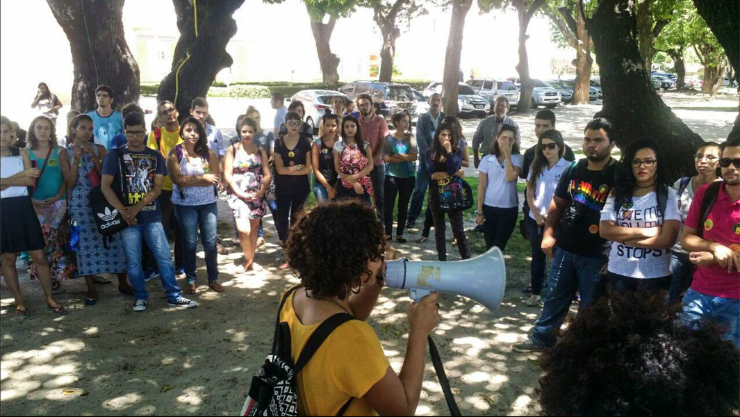 O jardim da Reitoria da Universidade Federal do Ceará (UFC) foi ocupado, na manhã desta quinta-feira (28), por estudantes e professores que promoveram um aulão democrático para debater as conjunturas do golpe em curso. Na tarde de hoje, o Instituto Federal do Ceará (IFCE) recebe também uma série de atividades (Foto: Fatima 247) O jardim da Reitoria da Universidade Federal do Ceará (UFC) foi ocupado, na manhã desta quinta-feira (28), por estudantes e professores que promoveram um aulão democrático para debater as conjunturas do golpe em curso. Na tarde de hoje, o Instituto Federal do Ceará (IFCE) recebe também uma série de atividades