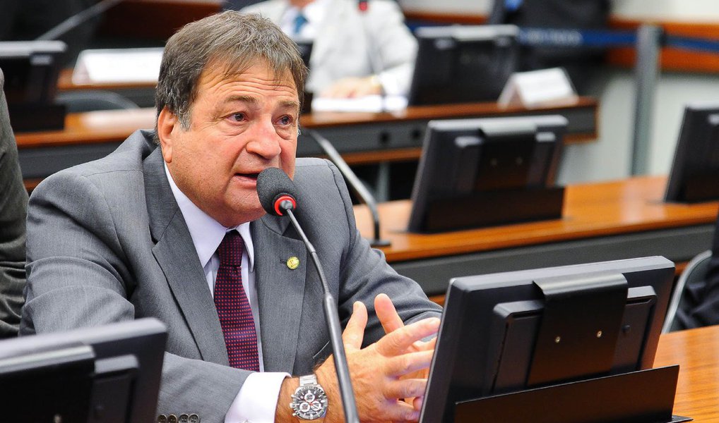 O deputado federal Cesar Halum (PRB) foi eleito presidente da Comissão de Esportes da Câmara dos Deputados; o parlamentar afirma que continuará com os projetos que desenvolvam e evoluam o esporte brasileiro com fina sintonia com o Ministério dos Esportes; a versão online da IstoÉ havia divulgado que PRB pode comandar o Ministério da Agricultura em um eventual governo de Michel Temer (PMDB), e o nome do parlamentar seria o mais cotado para assumir a pasta; mas interlocutores de Temer ofereceram ao PRB a pasta da Ciência e da Tecnologia; a de Agricultura deve ficar com o PP (Foto: Leonardo Lucena) O deputado federal Cesar Halum (PRB) foi eleito presidente da Comissão de Esportes da Câmara dos Deputados; o parlamentar afirma que continuará com os projetos que desenvolvam e evoluam o esporte brasileiro com fina sintonia com o Ministério dos Esportes; a versão online da IstoÉ havia divulgado que PRB pode comandar o Ministério da Agricultura em um eventual governo de Michel Temer (PMDB), e o nome do parlamentar seria o mais cotado para assumir a pasta; mas interlocutores de Temer ofereceram ao PRB a pasta da Ciência e da Tecnologia; a de Agricultura deve ficar com o PP