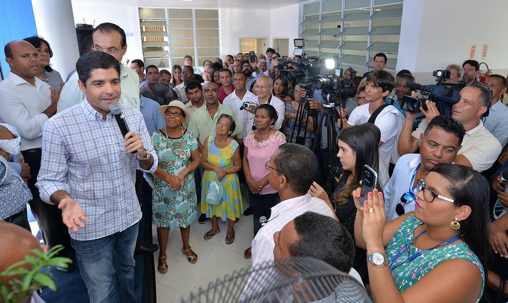 Na cerimônia de reinauguração do antigo 3º Centro de Saúde Professor Bezerra Lopes, na Liberdade, nesta terça-feira, o prefeito ACM Neto voltou a contradizer seu discurso da campanha de 2012, quando ele dizia que "Salvador pode andar com suas próprias pernas"; o democrata voltou a reclamar de falta de repasses do governo federal e lamentou as dificuldades que tem encontrado para governar a terceira maior capital do País; "A maior necessidade da população é na área da saúde pública. Somente em repasses de recursos federais, estamos com déficit de R$ 80 milhões por ano" (Foto: Romulo Faro) Na cerimônia de reinauguração do antigo 3º Centro de Saúde Professor Bezerra Lopes, na Liberdade, nesta terça-feira, o prefeito ACM Neto voltou a contradizer seu discurso da campanha de 2012, quando ele dizia que "Salvador pode andar com suas próprias pernas"; o democrata voltou a reclamar de falta de repasses do governo federal e lamentou as dificuldades que tem encontrado para governar a terceira maior capital do País; "A maior necessidade da população é na área da saúde pública. Somente em repasses de recursos federais, estamos com déficit de R$ 80 milhões por ano"
