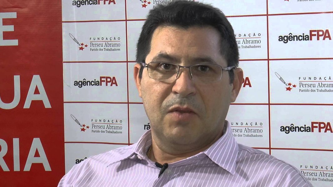 Em plenária organizada pela Frente Brasil Popular, o presidente do PT Ceará, Francisco De Assis Diniz, defendeu a união da esquerda para barrar o avanço da direita golpista, que quer “entregar o Brasil ao capital internacional financeiro”. “Temos de fazer da unidade o elemento central para que não percamos todos os processos de conquista dos últimos anos”, disse. (Foto: Rodrigo Rocha) Em plenária organizada pela Frente Brasil Popular, o presidente do PT Ceará, Francisco De Assis Diniz, defendeu a união da esquerda para barrar o avanço da direita golpista, que quer “entregar o Brasil ao capital internacional financeiro”. “Temos de fazer da unidade o elemento central para que não percamos todos os processos de conquista dos últimos anos”, disse.