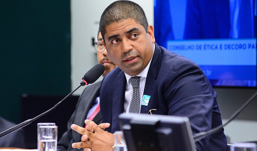 A defesa do lobista Leonardo Meirelles e do irmão dele, Leandro Meirelles, representada pelo advogado Haroldo César Náter, informou ao juiz Sérgio Moro que o acordo de delação premiada de ambos foi homologado pelo ministro do STF Teori Zavascki; os dois são réus da Operação Lava Jato; Leonardo Meirelles é ex-sócio do doleiro Alberto Youssef e, segundo as investigações, cedia empresas para que o doleiro fizesse repasses de dinheiro ao exterior que, posteriormente, seriam destinados a supostos beneficiários de propina; Meirelles afirmou ter comprovantes de depósitos bancários, totalizando US$ 5,1 milhões, de valores que recebeu em suas contas no exterior e que teriam como destinatário final o presidente da Câmara, Eduardo Cunha (PMDB-RJ) (Foto: Leonardo Lucena) A defesa do lobista Leonardo Meirelles e do irmão dele, Leandro Meirelles, representada pelo advogado Haroldo César Náter, informou ao juiz Sérgio Moro que o acordo de delação premiada de ambos foi homologado pelo ministro do STF Teori Zavascki; os dois são réus da Operação Lava Jato; Leonardo Meirelles é ex-sócio do doleiro Alberto Youssef e, segundo as investigações, cedia empresas para que o doleiro fizesse repasses de dinheiro ao exterior que, posteriormente, seriam destinados a supostos beneficiários de propina; Meirelles afirmou ter comprovantes de depósitos bancários, totalizando US$ 5,1 milhões, de valores que recebeu em suas contas no exterior e que teriam como destinatário final o presidente da Câmara, Eduardo Cunha (PMDB-RJ)
