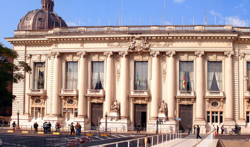 O governo do Rio Grande do Sul complementou os salários de março dos servidores vinculados ao Poder Executivo; valendo-se do ingresso mais expressivo do ICMS nesta semana e do novo calendário do IPVA, a Secretaria da Fazenda conseguiu reunir cerca de R$ 345,4 milhões necessários para complementar a folha com oito dias de antecedência ao calendário anunciado na virada do mês (Foto: Leonardo Lucena) O governo do Rio Grande do Sul complementou os salários de março dos servidores vinculados ao Poder Executivo; valendo-se do ingresso mais expressivo do ICMS nesta semana e do novo calendário do IPVA, a Secretaria da Fazenda conseguiu reunir cerca de R$ 345,4 milhões necessários para complementar a folha com oito dias de antecedência ao calendário anunciado na virada do mês