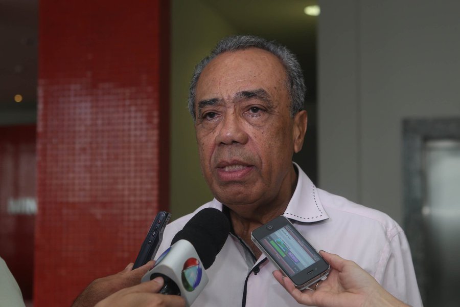 O prefeito João Alves Filho (DEM) disse ao 247 que ainda é cedo para decidir se será ou não candidato à reeleição; "É uma coisa para se refletir muito”, frisou; “Falta dinheiro, não há orçamento, se corta recursos sem dar satisfação. É um emprego muito duro”, afirmou; questionado então se irá ou não disputar a reeleição em outubro, João afirmou que só decidirá isso daqui a “alguns meses” (Foto: Valter Lima) O prefeito João Alves Filho (DEM) disse ao 247 que ainda é cedo para decidir se será ou não candidato à reeleição; "É uma coisa para se refletir muito”, frisou; “Falta dinheiro, não há orçamento, se corta recursos sem dar satisfação. É um emprego muito duro”, afirmou; questionado então se irá ou não disputar a reeleição em outubro, João afirmou que só decidirá isso daqui a “alguns meses”