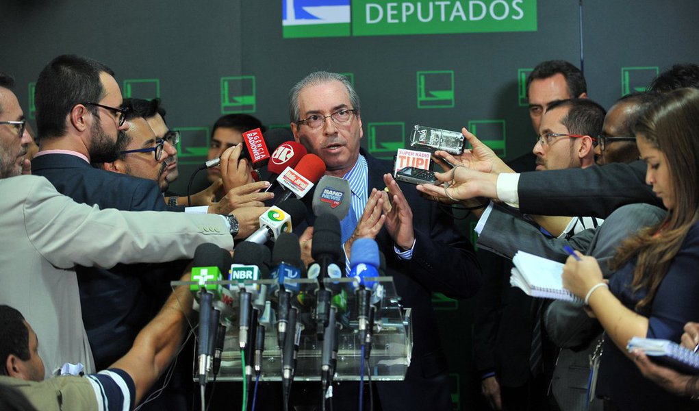 O "show do impeachment" não contará apenas com o império global. As outras emissoras também estão engajadas na cavalgada golpista. "Faustão? Faro? Eliana? Não. Domingo é dia de política na TV. Só vai dar Brasília. As maiores redes de televisão prometem abrir a programação ao vivo para transmitir, direto da Capital Federal, a votação do processo de impeachment de Dilma Rousseff (PT) na Câmara dos Deputados" (Foto: Altamiro Borges) O "show do impeachment" não contará apenas com o império global. As outras emissoras também estão engajadas na cavalgada golpista. "Faustão? Faro? Eliana? Não. Domingo é dia de política na TV. Só vai dar Brasília. As maiores redes de televisão prometem abrir a programação ao vivo para transmitir, direto da Capital Federal, a votação do processo de impeachment de Dilma Rousseff (PT) na Câmara dos Deputados"