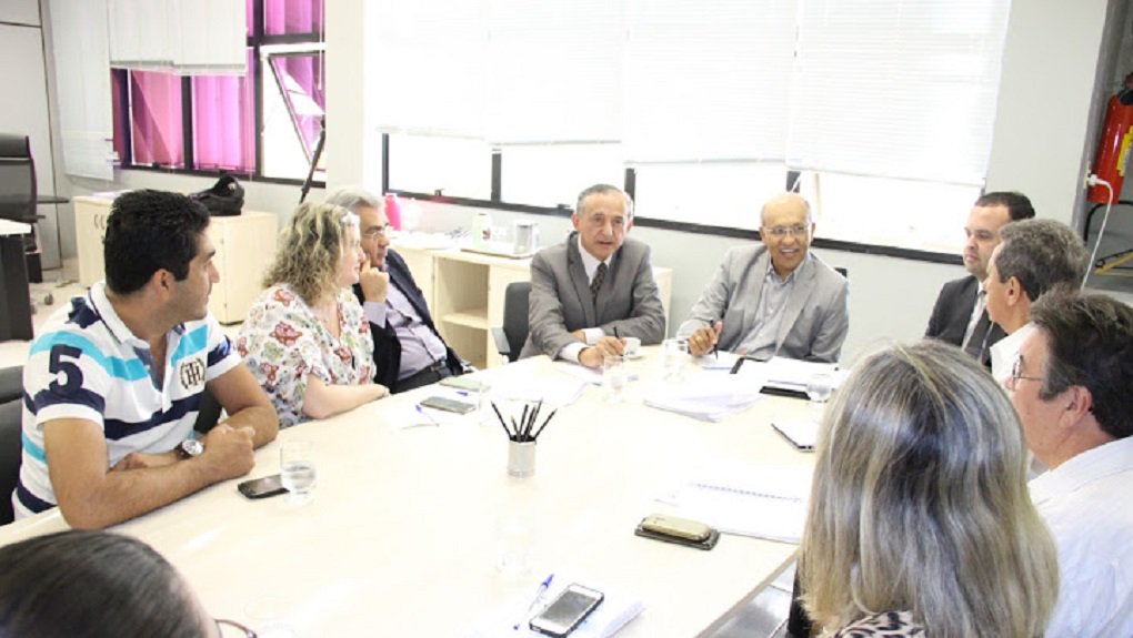 Prefeitura foi acionada pelo Ministério Público por descumprir acordo para melhorar iluminação pública da Capital; promotor Fernando Krebs pediu a cassação do prefeito Paulo Garcia (PT); em reunião nesta manhã, representante da prefeitura disse que o Paço vai solucionar o problema em até 90 dias; ao todo, são 18 mil pontos sem iluminação em Goiânia e crise se arrasta há pelo menos dois anos; em alguns bairros, a escuridão é completa e moradores reclamam a falta de segurança (Foto: José Barbacena) Prefeitura foi acionada pelo Ministério Público por descumprir acordo para melhorar iluminação pública da Capital; promotor Fernando Krebs pediu a cassação do prefeito Paulo Garcia (PT); em reunião nesta manhã, representante da prefeitura disse que o Paço vai solucionar o problema em até 90 dias; ao todo, são 18 mil pontos sem iluminação em Goiânia e crise se arrasta há pelo menos dois anos; em alguns bairros, a escuridão é completa e moradores reclamam a falta de segurança