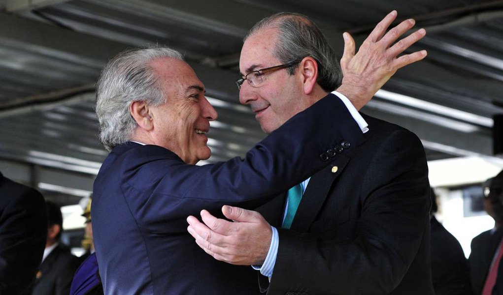 "O que Temer e Cunha comandam não é apenas um golpe contra a democracia e contra os beneficiários de programas sociais; é um golpe contra a Justiça, é um salvo conduto para continuarem arrastando o país para o buraco da impunidade, da ilegalidade, da corrupção, dos privilégios", afirma o colunista Alex Solnik; ele conta que a "isca" do golpe atrai novos adeptos, como o PP, principal implicado na Lava Jato, e demonstra surpresa com o silêncio das ruas sobre o fato; "É espantoso que "as ruas", esse movimento difuso, misterioso, obscuro cuja principal bandeira é a "luta contra a corrupção" não se deem conta de que na verdade estão protegendo os corruptos, estão servindo de biombo para inocentar os que já têm os pés na lama e os futuros enlameados"
(Foto: Alex Solnik) "O que Temer e Cunha comandam não é apenas um golpe contra a democracia e contra os beneficiários de programas sociais; é um golpe contra a Justiça, é um salvo conduto para continuarem arrastando o país para o buraco da impunidade, da ilegalidade, da corrupção, dos privilégios", afirma o colunista Alex Solnik; ele conta que a "isca" do golpe atrai novos adeptos, como o PP, principal implicado na Lava Jato, e demonstra surpresa com o silêncio das ruas sobre o fato; "É espantoso que "as ruas", esse movimento difuso, misterioso, obscuro cuja principal bandeira é a "luta contra a corrupção" não se deem conta de que na verdade estão protegendo os corruptos, estão servindo de biombo para inocentar os que já têm os pés na lama e os futuros enlameados"