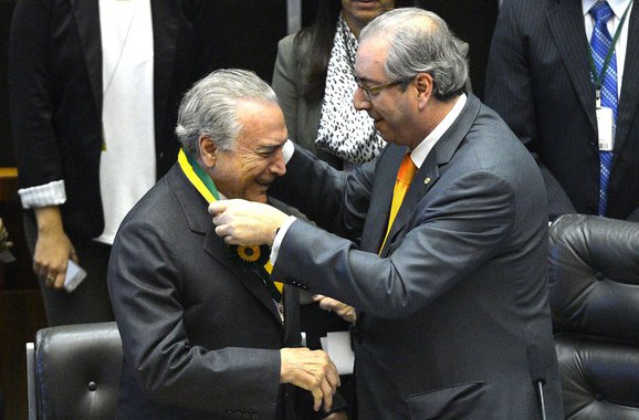 Temer levaria o Brasil para o abismo e faria com que os trabalhadores piorassem o padrão de vida. E, sem dúvida, traria consigo a repressão policial contra os movimentos sociais. Como se não bastasse, o golpista Temer seguiria os passos de FHC e tentaria doar a preço de banana outras estatais (Foto: Mário Augusto Jakobskind) Temer levaria o Brasil para o abismo e faria com que os trabalhadores piorassem o padrão de vida. E, sem dúvida, traria consigo a repressão policial contra os movimentos sociais. Como se não bastasse, o golpista Temer seguiria os passos de FHC e tentaria doar a preço de banana outras estatais
