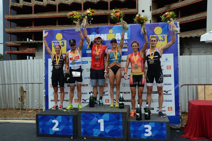 O atleta britânico Tin Dom confirmou o favoritismo e venceu o Ironman 70.3 Palmas, realizado nesse domingo, 10; ele terminou a prova em 3 horas e 53 minutos; na categoria feminina, a canadense Magali Tisseyre foi a primeira a cruzar a linha de chegada; entre os 32 palmenses que competiram, o atleta Vander Praxedes conquistou a melhor colocação, após completar a prova em um pouco mais de quatro horas
(Foto: Aquiles Lins) O atleta britânico Tin Dom confirmou o favoritismo e venceu o Ironman 70.3 Palmas, realizado nesse domingo, 10; ele terminou a prova em 3 horas e 53 minutos; na categoria feminina, a canadense Magali Tisseyre foi a primeira a cruzar a linha de chegada; entre os 32 palmenses que competiram, o atleta Vander Praxedes conquistou a melhor colocação, após completar a prova em um pouco mais de quatro horas