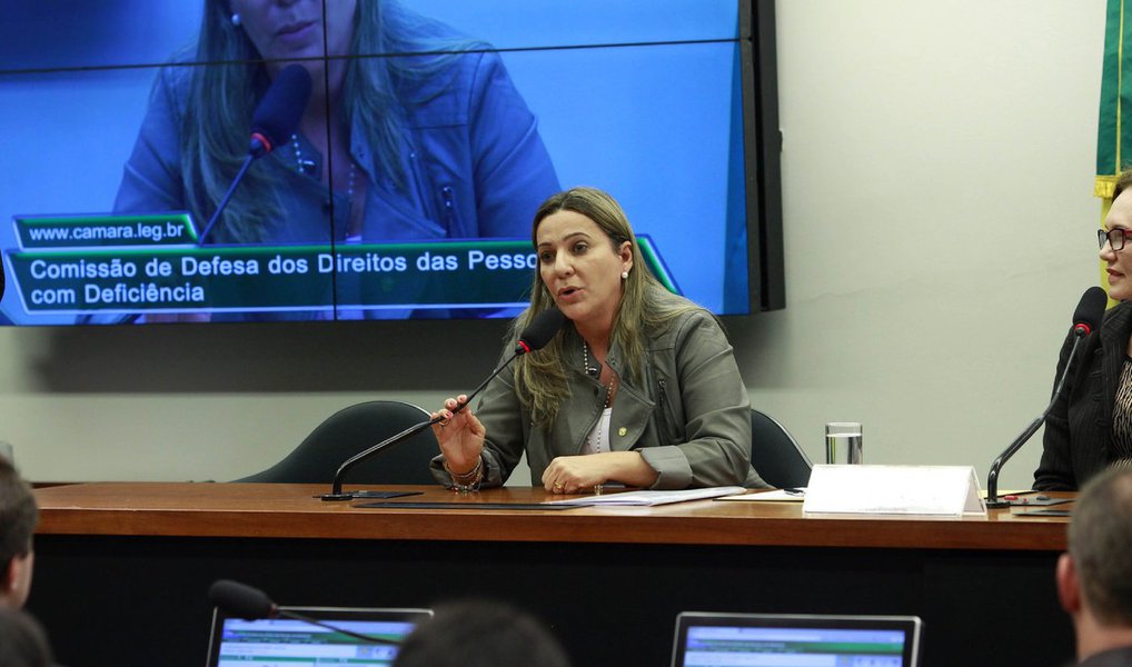 Após mais de quatro meses de articulações no Grupo de Trabalho da Câmara Federal, a deputada Dulce Miranda comemorou a aprovação da Fosfoetanolamina; a Presidência da República sancionou a lei que autoriza o uso da substância, a pílula do câncer, por pacientes com tumores malignos. “É um alento para as famílias e pessoas com a doença. É bom ver o resultado do nosso trabalho e saber o quanto podemos fazer pelas pessoas. Estou muito feliz com isso”, disse a deputada (Foto: Leonardo Lucena) Após mais de quatro meses de articulações no Grupo de Trabalho da Câmara Federal, a deputada Dulce Miranda comemorou a aprovação da Fosfoetanolamina; a Presidência da República sancionou a lei que autoriza o uso da substância, a pílula do câncer, por pacientes com tumores malignos. “É um alento para as famílias e pessoas com a doença. É bom ver o resultado do nosso trabalho e saber o quanto podemos fazer pelas pessoas. Estou muito feliz com isso”, disse a deputada