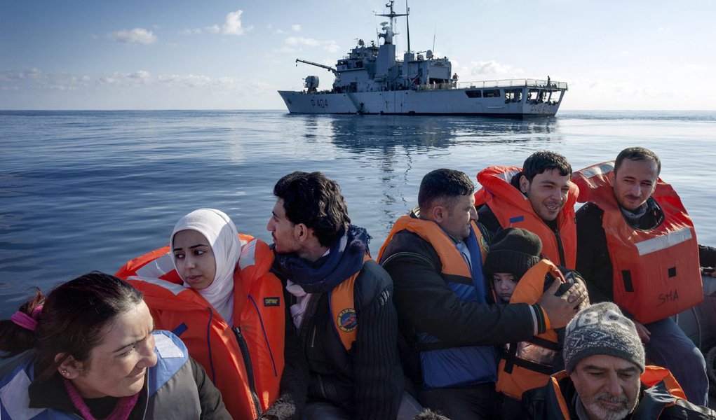 Ministro das Relações Exteriores da Itália, Paolo Gentiloni, confirmou relatos de que muitos imigrantes morreram em águas egípcias; "O que é certo é que estamos mais uma vez com uma tragédia no Mediterrâneo, exatamente um ano depois da tragédia que tivemos... em águas líbias", disse em referência às mortes de centenas de imigrantes na costa da Líbia em abril de 2015 (Foto: Paulo Emílio) Ministro das Relações Exteriores da Itália, Paolo Gentiloni, confirmou relatos de que muitos imigrantes morreram em águas egípcias; "O que é certo é que estamos mais uma vez com uma tragédia no Mediterrâneo, exatamente um ano depois da tragédia que tivemos... em águas líbias", disse em referência às mortes de centenas de imigrantes na costa da Líbia em abril de 2015