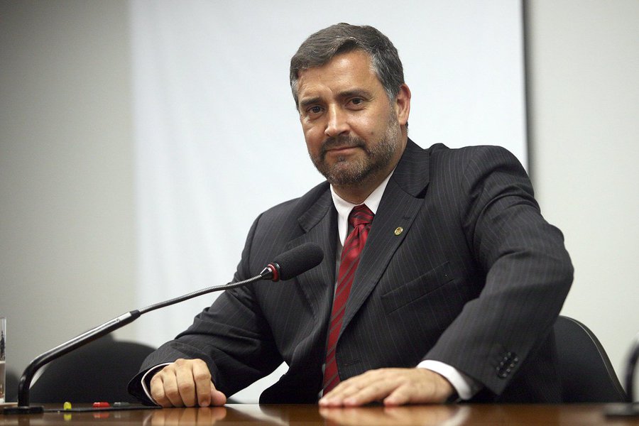 Assessoria do deputado federal Paulo Pimenta (PT-RS) deixou vazar no WhatsApp nesta tarde um áudio do parlamentar ironizando uma gravação do vice-presidente Michel Temer falando como se o impeachment da presidente Dilma Rousseff já estivesse aprovado; Pimenta diz que a ideia de vazar a gravação de Temer "deve ter sido do mesmo estrategista da carta" que o peemedebista enviou à Dilma se queixando de que parecia "um vice-presidente decorativo"; ouça a íntegra (Foto: Romulo Faro) Assessoria do deputado federal Paulo Pimenta (PT-RS) deixou vazar no WhatsApp nesta tarde um áudio do parlamentar ironizando uma gravação do vice-presidente Michel Temer falando como se o impeachment da presidente Dilma Rousseff já estivesse aprovado; Pimenta diz que a ideia de vazar a gravação de Temer "deve ter sido do mesmo estrategista da carta" que o peemedebista enviou à Dilma se queixando de que parecia "um vice-presidente decorativo"; ouça a íntegra