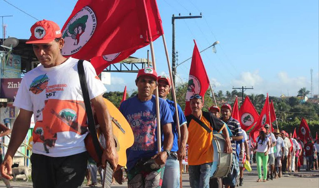 Quase dois mil trabalhadores de várias regiões de Alagoas já estão na capital para a denominada "Marcha em Defesa da Reforma Agrária e Contra o Golpe”; para o MST, o afastamento da presidente Dilma Rousseff (PT) "ameaça os direitos da classe trabalhadora e a democracia"; até domingo os integrantes do Movimento têm uma série de atividades programadas (Foto: Voney Malta) Quase dois mil trabalhadores de várias regiões de Alagoas já estão na capital para a denominada "Marcha em Defesa da Reforma Agrária e Contra o Golpe”; para o MST, o afastamento da presidente Dilma Rousseff (PT) "ameaça os direitos da classe trabalhadora e a democracia"; até domingo os integrantes do Movimento têm uma série de atividades programadas