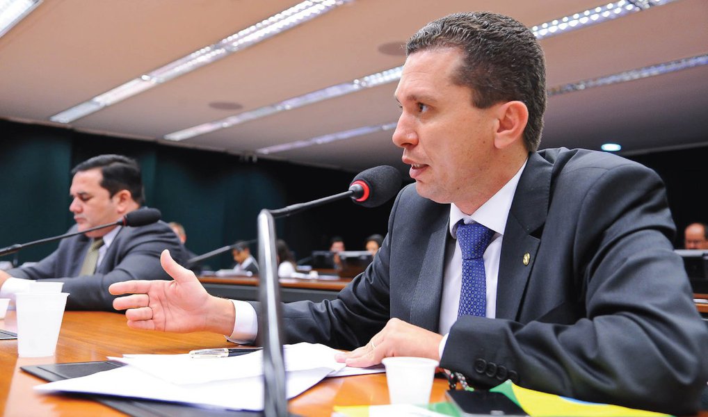 O deputado federal Fausto Pinato (PP-SP) renunciou nesta quarta (13) a sua vaga no Conselho de Ética da Câmara; o movimento pode abrir espaço para uma virada de Cunha que, na fase de apreciação do relatório preliminar, foi derrotado por uma margem apertada –11 a 9; Pinato foi substituído por Tia Eron (PRB-BA), ligada à Igreja Universal; "Creio que ela seguirá o relator, se fizerem diferente será um absurdo, um tiro no pé. Existem provas absurdas", disse ele (Foto: Valter Lima) O deputado federal Fausto Pinato (PP-SP) renunciou nesta quarta (13) a sua vaga no Conselho de Ética da Câmara; o movimento pode abrir espaço para uma virada de Cunha que, na fase de apreciação do relatório preliminar, foi derrotado por uma margem apertada –11 a 9; Pinato foi substituído por Tia Eron (PRB-BA), ligada à Igreja Universal; "Creio que ela seguirá o relator, se fizerem diferente será um absurdo, um tiro no pé. Existem provas absurdas", disse ele