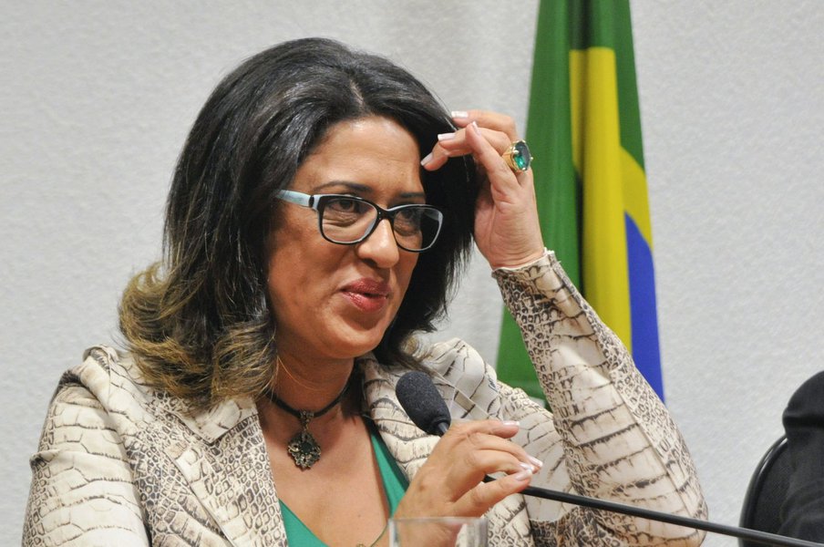 Revista publica neste domingo "uma série de ilegalidades da Operação Lava Jato", e detalha o papel fundamental de Meire Poza, ex-contadora do doleiro Alberto Youssef, para o andamento da operação; segundo a reportagem, Poza tinha articulação direta com Marcio Anselmo, delegado da Polícia Federal em São Paulo; a dupla era responsável por esquematizar todas as operações de busca e apreensão da operação que teve início em março de 2014, inclusive quem seria o próximo alvo e para que veículo de comunicação os vazamentos ocorreriam (Foto: Romulo Faro) Revista publica neste domingo "uma série de ilegalidades da Operação Lava Jato", e detalha o papel fundamental de Meire Poza, ex-contadora do doleiro Alberto Youssef, para o andamento da operação; segundo a reportagem, Poza tinha articulação direta com Marcio Anselmo, delegado da Polícia Federal em São Paulo; a dupla era responsável por esquematizar todas as operações de busca e apreensão da operação que teve início em março de 2014, inclusive quem seria o próximo alvo e para que veículo de comunicação os vazamentos ocorreriam