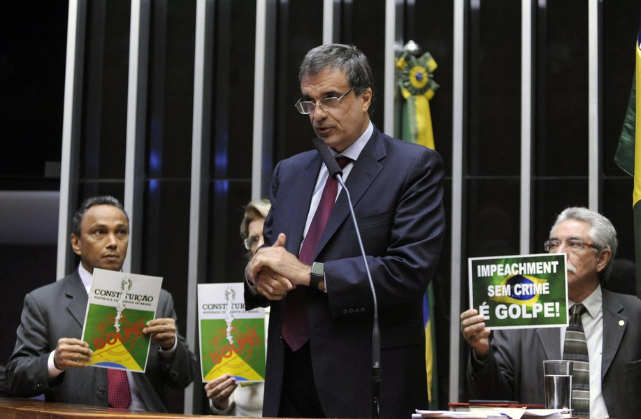 "Meras operações contábeis aceitas por todos os governos serem utilizadas como motivo de impeachment é golpe. É golpe!", discursou o advogado-geral da União em sessão na Câmara que discute o processo de impeachment da presidente Dilma Rousseff; ministro também disse que o processo é um "golpe" e "uma subtração ao direito ao voto das pessoas"; segundo ele, "se o parlamento aprovar o impeachment, o povo terá sido colocado na periferia. A história colocará as pessoas no seu devido lugar" (Foto: Gisele Federicce) "Meras operações contábeis aceitas por todos os governos serem utilizadas como motivo de impeachment é golpe. É golpe!", discursou o advogado-geral da União em sessão na Câmara que discute o processo de impeachment da presidente Dilma Rousseff; ministro também disse que o processo é um "golpe" e "uma subtração ao direito ao voto das pessoas"; segundo ele, "se o parlamento aprovar o impeachment, o povo terá sido colocado na periferia. A história colocará as pessoas no seu devido lugar"