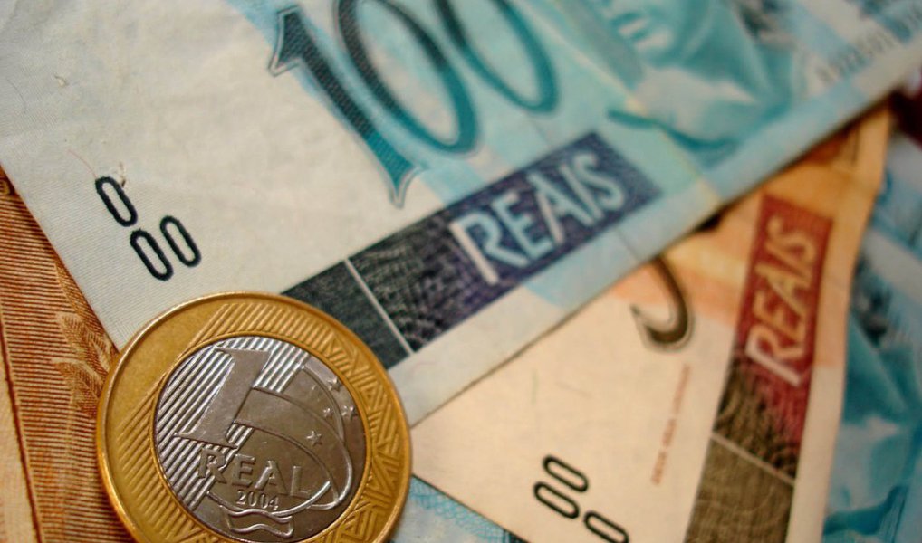 Carga tributária bruta nacional encerrou o ano passado em 32,71% do Produto Interno Bruto (PIB), segundo o secretário do Tesouro Nacional, Otávio Ladeira; carga de impostos corresponde a praticamente um terço de tudo o que o Brasil produziu no ano passado; pelos números do Tesouro, a carga tributária bruta aumentou 0,28 ponto percentual em 2015 na comparação com os 32,43% do PIB registrados em 2014 (Foto: Paulo Emílio) Carga tributária bruta nacional encerrou o ano passado em 32,71% do Produto Interno Bruto (PIB), segundo o secretário do Tesouro Nacional, Otávio Ladeira; carga de impostos corresponde a praticamente um terço de tudo o que o Brasil produziu no ano passado; pelos números do Tesouro, a carga tributária bruta aumentou 0,28 ponto percentual em 2015 na comparação com os 32,43% do PIB registrados em 2014
