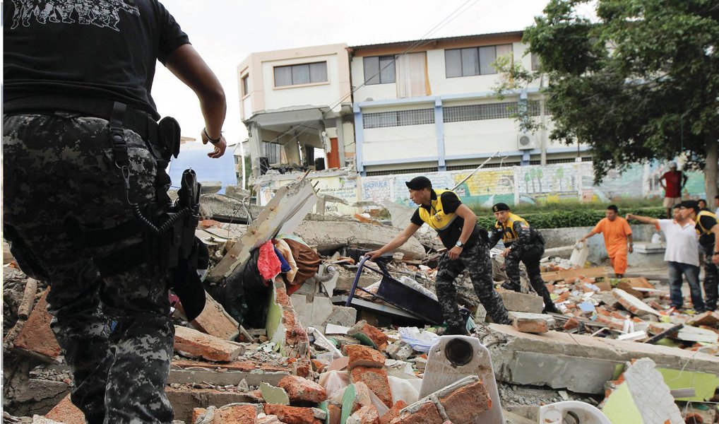 Número de mortos pelo pior terremoto no Equador em décadas subiu para 350 nesta segunda-feira, 18, enquanto equipes de resgate ainda procuravam por sobreviventes na assolada região costeira do país andino; HÁ pelo menos 2.068 feridos; segundo o presidente Rafael Correa, o custo de reconstrução será de "bilhões de dólares" (Foto: Aquiles Lins) Número de mortos pelo pior terremoto no Equador em décadas subiu para 350 nesta segunda-feira, 18, enquanto equipes de resgate ainda procuravam por sobreviventes na assolada região costeira do país andino; HÁ pelo menos 2.068 feridos; segundo o presidente Rafael Correa, o custo de reconstrução será de "bilhões de dólares"