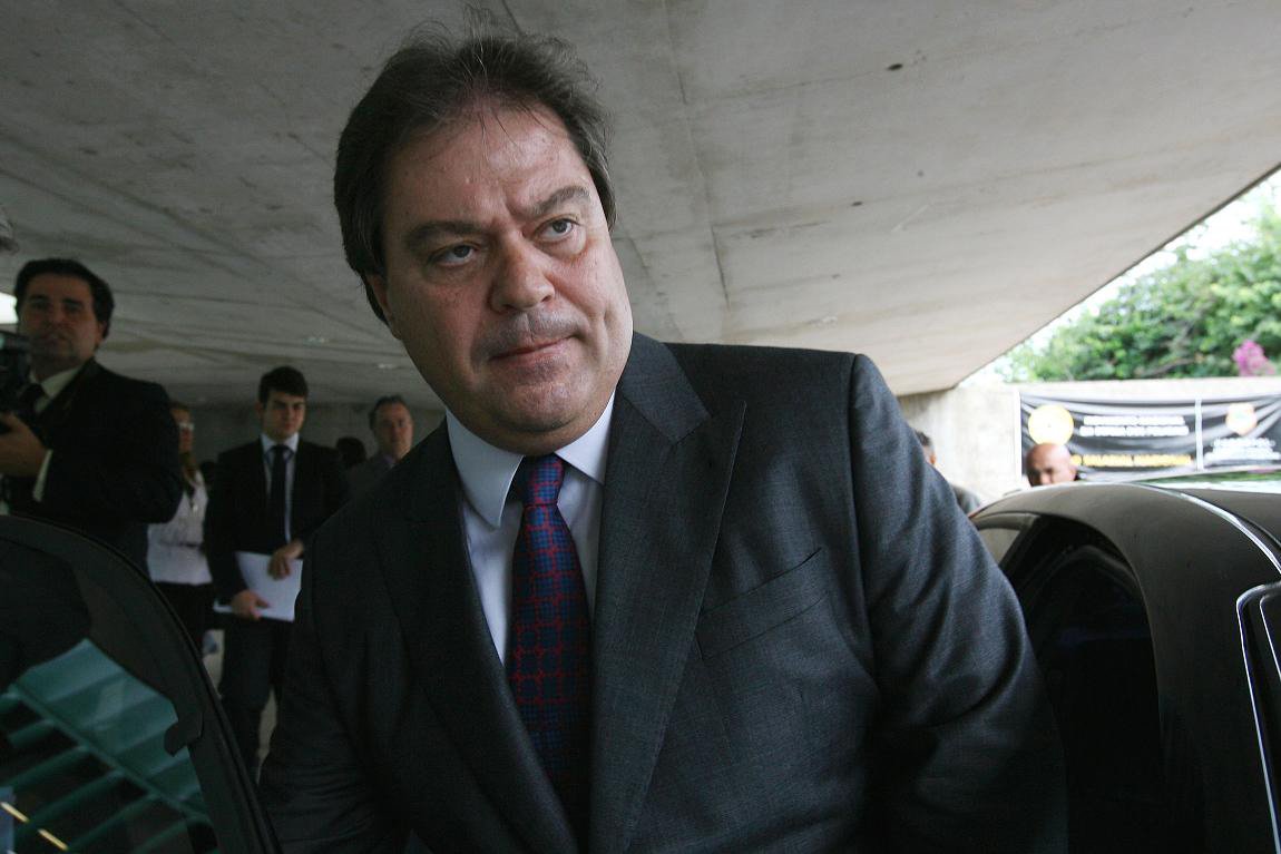 O ex-senador Gim Argello (PTB-DF) decidiu tentar um acordo de delação premiada com o Ministério Púbico Federal para tentar reduzir ou até se livrar de uma punição em eventual condenação pelos crimes dos quais é acusado pela força-tarefa da Lava Jato; o ex-parlamentar é suspeito de receber R$ 5,35 milhões de propina de empreiteiros; em troca de dinheiro ilícito, ele teria poupado empresários de depor na CPI da Petrobras (Foto: Leonardo Lucena) O ex-senador Gim Argello (PTB-DF) decidiu tentar um acordo de delação premiada com o Ministério Púbico Federal para tentar reduzir ou até se livrar de uma punição em eventual condenação pelos crimes dos quais é acusado pela força-tarefa da Lava Jato; o ex-parlamentar é suspeito de receber R$ 5,35 milhões de propina de empreiteiros; em troca de dinheiro ilícito, ele teria poupado empresários de depor na CPI da Petrobras