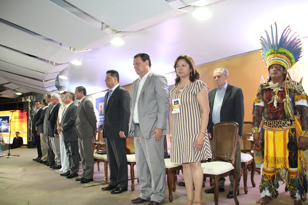 Em Cuiabá, onde lidera encontro do Fórum do Brasil Central, governador goiano participou nesta quarta da Feira Internacional de Turismo do Pantanal e da Zona de Integração do Centro Oeste Sul-Americano (Zicosur); Marconi falou do atual momento econômico e político do País; "O que o País precisa hoje é de liderança, de líderes que tenham compromisso com a nação brasileira"; "O Brasil vai precisar muito de nós governadores e dos prefeitos. E nós vamos dizer 'sim' a esse País que nasce a partir de agora para superar as crises, para dar exemplo ao mundo, porque potencial e povo trabalhador nós temos", completou o governador (Foto: José Barbacena) Em Cuiabá, onde lidera encontro do Fórum do Brasil Central, governador goiano participou nesta quarta da Feira Internacional de Turismo do Pantanal e da Zona de Integração do Centro Oeste Sul-Americano (Zicosur); Marconi falou do atual momento econômico e político do País; "O que o País precisa hoje é de liderança, de líderes que tenham compromisso com a nação brasileira"; "O Brasil vai precisar muito de nós governadores e dos prefeitos. E nós vamos dizer 'sim' a esse País que nasce a partir de agora para superar as crises, para dar exemplo ao mundo, porque potencial e povo trabalhador nós temos", completou o governador