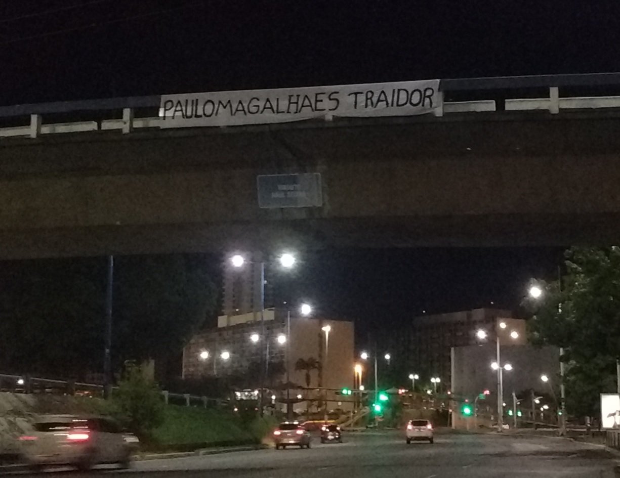 A direção do Movimento Brasil Livre (MBL) na Bahia promete 'centrar fogo' nos deputados baianos do PSD que ainda não declararam sua posição sobre o impeachment da presidente Dilma Rousseff, que deve ser votado no domingo (17); o movimento instalou mais uma faixa tentando intimidar os parlamentares num viaduto na região do Iguatemi (centro econômico de Salvador); 'Paulo Magalhães Traidor', diz a faixa fixada no Viaduto Raul Seixas; o MBL tem como alvo principal o senador Otto Alencar, que preside o PSD na Bahia (Foto: Romulo Faro) A direção do Movimento Brasil Livre (MBL) na Bahia promete 'centrar fogo' nos deputados baianos do PSD que ainda não declararam sua posição sobre o impeachment da presidente Dilma Rousseff, que deve ser votado no domingo (17); o movimento instalou mais uma faixa tentando intimidar os parlamentares num viaduto na região do Iguatemi (centro econômico de Salvador); 'Paulo Magalhães Traidor', diz a faixa fixada no Viaduto Raul Seixas; o MBL tem como alvo principal o senador Otto Alencar, que preside o PSD na Bahia
