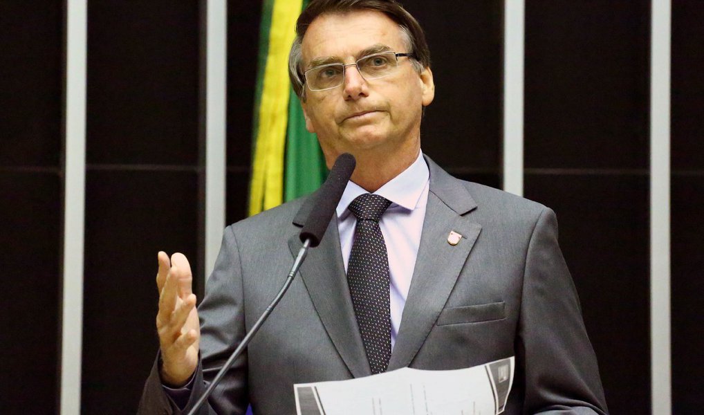 Parlamentares de seis partidos protocolaram, nesta quarta (27), representações na Procuradoria Geral da República contra o deputado Jair Bolsonaro (PSC-RJ), acusando-o de apologia ao crime e injúria por suas declarações durante a votação do impeachment da presidente Dilma Rousseff; os parlamentares foram pessoalmente à PGR entregar as representações; uma das representações é assinada pelos líderes do PSOL, PT, PCdoB, PDT e Rede, além do filho do jornalista assassinado pela ditadura Vladimir Herzog, Ivo Herzog; a outra é de autoria do PPS (Foto: Valter Lima) Parlamentares de seis partidos protocolaram, nesta quarta (27), representações na Procuradoria Geral da República contra o deputado Jair Bolsonaro (PSC-RJ), acusando-o de apologia ao crime e injúria por suas declarações durante a votação do impeachment da presidente Dilma Rousseff; os parlamentares foram pessoalmente à PGR entregar as representações; uma das representações é assinada pelos líderes do PSOL, PT, PCdoB, PDT e Rede, além do filho do jornalista assassinado pela ditadura Vladimir Herzog, Ivo Herzog; a outra é de autoria do PPS