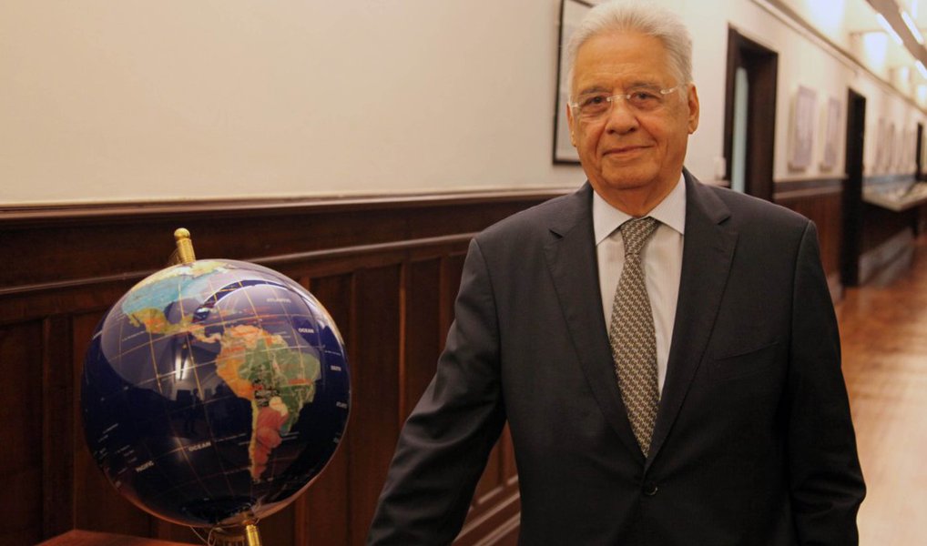 Depois de se reunir nesta tarde com o senador Aécio Neves, o ex-presidente Fernando Henrique Cardoso disse que a decisão do PSDB em ajudar o futuro governo, caso a presidenta Dilma Rousseff seja afastada do cargo, caberá ao futuro presidente e não ao seu partido; "Isso não será um governo do PSDB. A meu ver não deve ser um governo de nenhum partido. Não pode ter a cara de um único partido. Vou chamar assim: emergência nacional. E quem é que vai se negar a ajudar o país em uma emergência?", disse FHC; já Aécio, que tinha dito que o PSDB não indicaria cargos para o governo Temer, agora aceita compor; "Se amanhã, e caberá a Temer se assumir, buscar quadros no PSDB ou em outras forças partidárias, que o faça" (Foto: Aquiles Lins) Depois de se reunir nesta tarde com o senador Aécio Neves, o ex-presidente Fernando Henrique Cardoso disse que a decisão do PSDB em ajudar o futuro governo, caso a presidenta Dilma Rousseff seja afastada do cargo, caberá ao futuro presidente e não ao seu partido; "Isso não será um governo do PSDB. A meu ver não deve ser um governo de nenhum partido. Não pode ter a cara de um único partido. Vou chamar assim: emergência nacional. E quem é que vai se negar a ajudar o país em uma emergência?", disse FHC; já Aécio, que tinha dito que o PSDB não indicaria cargos para o governo Temer, agora aceita compor; "Se amanhã, e caberá a Temer se assumir, buscar quadros no PSDB ou em outras forças partidárias, que o faça"