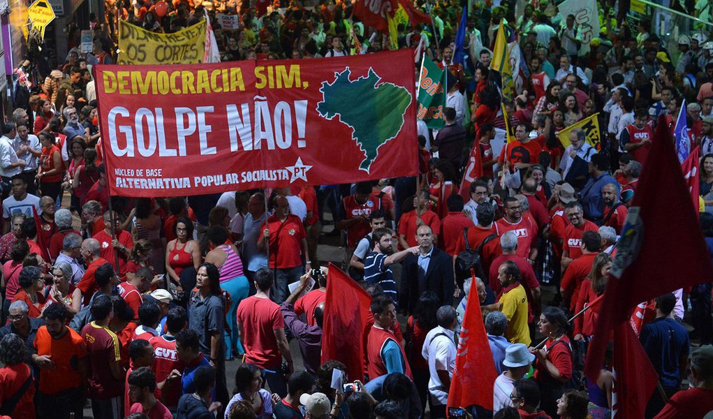 Manifesto assinado por 109 membros de Defensorias Públicas, tanto de estados quanto da União, atesta a ausência de pressupostos jurídicos que para legitimar o processo de impeachment da presidente Dilma Rousseff; "A manifesta ausência de crime de responsabilidade torna ilegítimo o processo em curso, na medida em que subverte a lógica processual e sublima os aspectos jurídicos do contexto de análise, aproximando-o perigosamente de um gesto de ruptura com o Estado Democrático de Direito", diz o texto; "Afirmamos nossa confiança na rejeição do impeachment da Sra. Presidente da República para ver restaurado o pleno respeito à Democracia e preservado o sufrágio universal livremente revelado pelas urnas nas eleições de 2014" (Foto: Aquiles Lins) Manifesto assinado por 109 membros de Defensorias Públicas, tanto de estados quanto da União, atesta a ausência de pressupostos jurídicos que para legitimar o processo de impeachment da presidente Dilma Rousseff; "A manifesta ausência de crime de responsabilidade torna ilegítimo o processo em curso, na medida em que subverte a lógica processual e sublima os aspectos jurídicos do contexto de análise, aproximando-o perigosamente de um gesto de ruptura com o Estado Democrático de Direito", diz o texto; "Afirmamos nossa confiança na rejeição do impeachment da Sra. Presidente da República para ver restaurado o pleno respeito à Democracia e preservado o sufrágio universal livremente revelado pelas urnas nas eleições de 2014"