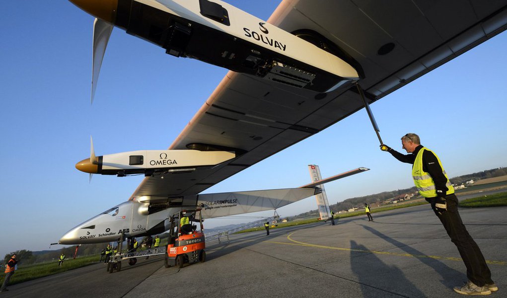 O avião Solar Impulse 2 chegou neste domingo (24) à Califórnia, nos Estados Unidos, depois de atravessar o Oceano Pacífico, etapa mais perigosa da volta ao mundo executada pela primeira aeronave movida exclusivamente com a energia do sol; o Solar Impulse 2, pilotado por um dos seus criadores, o suíço Bertrand Piccard, voou durante três dias e três noites, saindo do Havaí, e percorreu 4.528 quilômetros (Foto: Valter Lima) O avião Solar Impulse 2 chegou neste domingo (24) à Califórnia, nos Estados Unidos, depois de atravessar o Oceano Pacífico, etapa mais perigosa da volta ao mundo executada pela primeira aeronave movida exclusivamente com a energia do sol; o Solar Impulse 2, pilotado por um dos seus criadores, o suíço Bertrand Piccard, voou durante três dias e três noites, saindo do Havaí, e percorreu 4.528 quilômetros