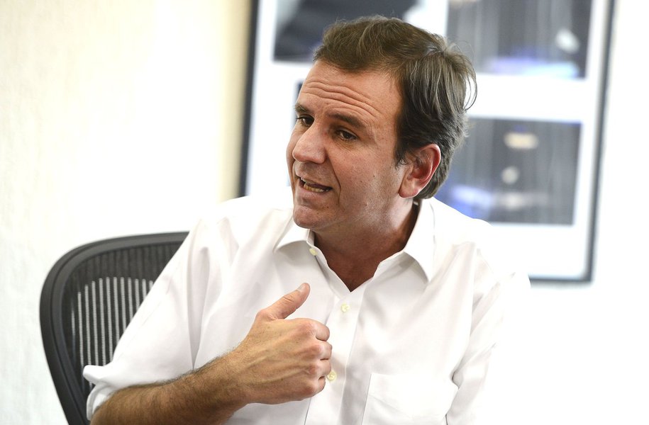 O prefeito do Rio de Janeiro, Eduardo Paes, disse que irá indenizar as famílias das vítimas da ciclovia Tim Maia, em São Conrado; "Busquei contato com as famílias das vítimas, pessoas já conversaram com o cunhado e a viúva de uma das vítimas do acidente. Falei pessoalmente com o cunhado de uma das vítimas, mas ainda não consegui falar com a viúva. A prefeitura, dentro da sua possibilidade, vai buscar, de maneira adequada, como em outros casos em que teve responsabilidade sobre tragédias na cidade, ressarcir essas pessoas do ponto de vista material, embora nada repare a perda de uma vida", afirmou (Foto: Valter Lima) O prefeito do Rio de Janeiro, Eduardo Paes, disse que irá indenizar as famílias das vítimas da ciclovia Tim Maia, em São Conrado; "Busquei contato com as famílias das vítimas, pessoas já conversaram com o cunhado e a viúva de uma das vítimas do acidente. Falei pessoalmente com o cunhado de uma das vítimas, mas ainda não consegui falar com a viúva. A prefeitura, dentro da sua possibilidade, vai buscar, de maneira adequada, como em outros casos em que teve responsabilidade sobre tragédias na cidade, ressarcir essas pessoas do ponto de vista material, embora nada repare a perda de uma vida", afirmou