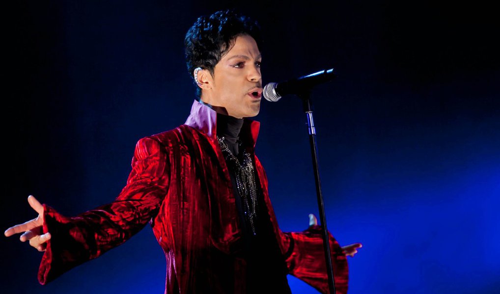 Advogados encarregados de destrinchar o espólio multimilionário do músico Prince, que morreu sem deixar testamento conhecido, vão para o tribunal nesta segunda-feira para o início do que pode ser uma disputa de anos por sua fortuna; valor exato dos bens do artista ainda não foi revelado, mas só seu catálogo musical foi estimado em mais de 500 milhões de dólares; seis irmãos ou meio-irmãos de Prince, encontrado morto aos 57 anos em sua propriedade nos arredores da cidade norte-americana de Minseapolis em 21 de abril, estão listados como herdeiros em documentos legais apresentados à Corte Distrital do condado de Carver em Chaska, no Estado de Minnesota (Foto: Paulo Emílio) Advogados encarregados de destrinchar o espólio multimilionário do músico Prince, que morreu sem deixar testamento conhecido, vão para o tribunal nesta segunda-feira para o início do que pode ser uma disputa de anos por sua fortuna; valor exato dos bens do artista ainda não foi revelado, mas só seu catálogo musical foi estimado em mais de 500 milhões de dólares; seis irmãos ou meio-irmãos de Prince, encontrado morto aos 57 anos em sua propriedade nos arredores da cidade norte-americana de Minseapolis em 21 de abril, estão listados como herdeiros em documentos legais apresentados à Corte Distrital do condado de Carver em Chaska, no Estado de Minnesota
