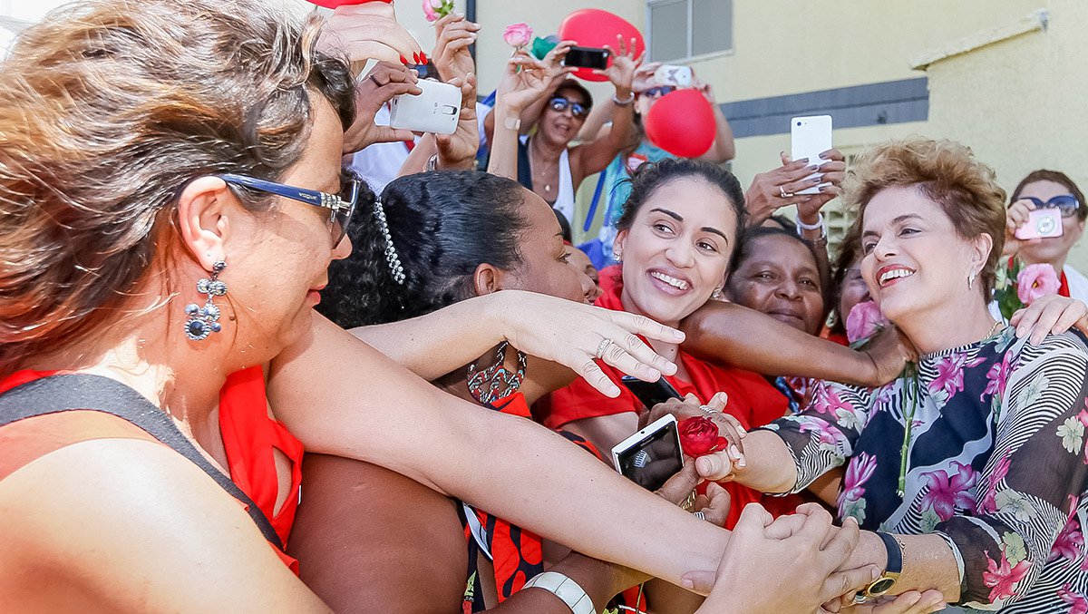 Salvador - BA, 26/04/2016. Presidenta Dilma Rousseff durante cerimônia de entrega de unidades habitacionais em Salvador/BA e entregas simultâneas em São Carlos/SP, em Pirassununga/SP, em Caucaia/CE e em Santa Maria/RS. Foto: Roberto Stuckert Filho/PR (Foto: Leonardo Attuch) Salvador - BA, 26/04/2016. Presidenta Dilma Rousseff durante cerimônia de entrega de unidades habitacionais em Salvador/BA e entregas simultâneas em São Carlos/SP, em Pirassununga/SP, em Caucaia/CE e em Santa Maria/RS. Foto: Roberto Stuckert Filho/PR